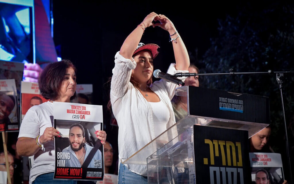 שורדת השבי אילנה גריצבסקי נואמת בעצרת בתל אביב. 6 בספטמבר 2025 (צילום: אבשלום ששוני/פלאש90)