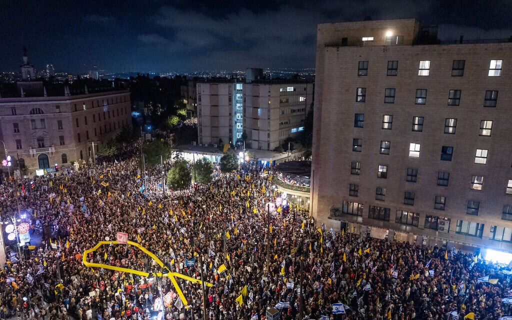 אלפים גודשים את כיכר פריז בירושלים בהפגנה למען החטופים. 6 בספטמבר 2025 (צילום: חיים גולדברג/פלאש90) אלפים גודשים את כיכר פריז בירושלים בהפגנה למען החטופים. 6 בספטמבר 2025 (צילום: חיים גולדברג/פלאש90)