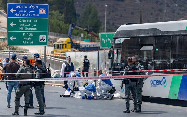 זירת הפיגוע בצומת רמות בירושלים, 8 בספטמבר 2025 (צילום: חיים גולדברג/פלאש90) זירת הפיגוע בצומת רמות בירושלים, 8 בספטמבר 2025 (צילום: חיים גולדברג/פלאש90)