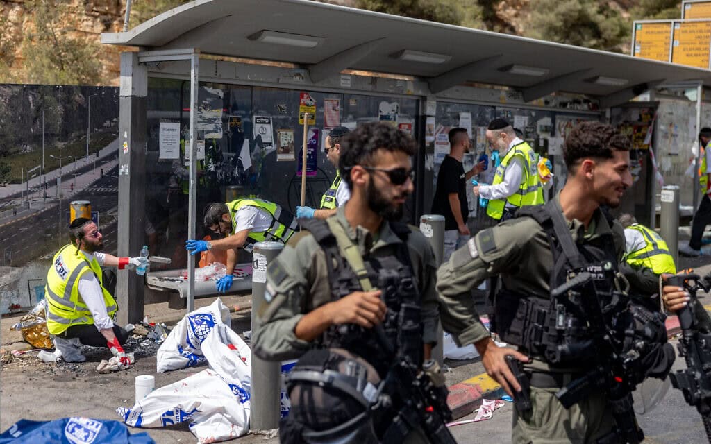 זירת הפיגוע בצומת רמות בירושלים, 8 בספטמבר 2025 (צילום: חיים גולדברג/פלאש90) זירת הפיגוע בצומת רמות בירושלים, 8 בספטמבר 2025 (צילום: חיים גולדברג/פלאש90)