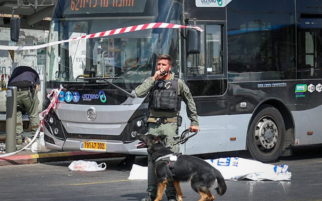כוחות ביטחון בזירת הפיגוע בצומת רמות בירושלים. 8 בספטמבר 2025 (צילום: אורן בן חקון/פלאש90) כוחות ביטחון בזירת הפיגוע בצומת רמות בירושלים. 8 בספטמבר 2025 (צילום: אורן בן חקון/פלאש90)