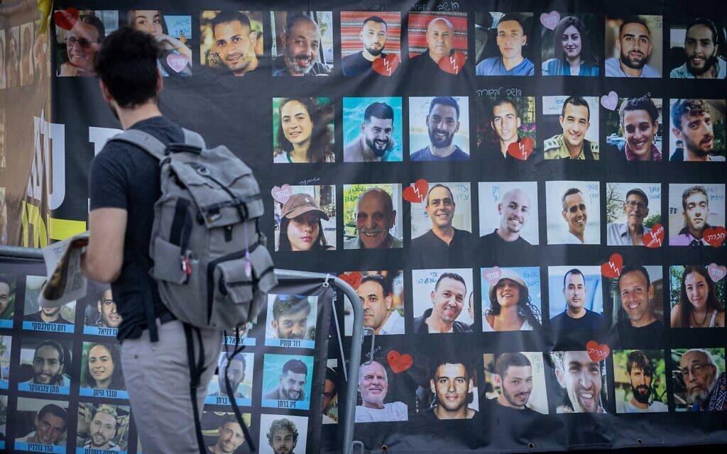 תמונותיהם של חטופים ושל חללים, המוחזקים ברצועת עזה, בכיכר החטופים בתל אביב, 14 בספטמבר 2025; חלק מהאישים המופיעים בשלט הושבו ארצה (צילום: מרים אלסטר/פלאש90) תמונותיהם של חטופים ושל חללים, המוחזקים ברצועת עזה, בכיכר החטופים בתל אביב, 14 בספטמבר 2025; חלק מהאישים המופיעים בשלט הושבו ארצה (צילום: מרים אלסטר/פלאש90)