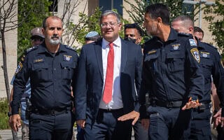 דובר המשטרה אריה דורון, השר לביטחון לאומי איתמר בן גביר ומפכ"ל המשטרה דני לוי במכללה הלאומית לשוטרים בבית שמש, 15 בספטמבר 2025 (צילום: אורן בן חקון/פלאש90) דובר המשטרה אריה דורון, השר לביטחון לאומי איתמר בן גביר ומפכ"ל המשטרה דני לוי במכללה הלאומית לשוטרים בבית שמש, 15 בספטמבר 2025 (צילום: אורן בן חקון/פלאש90)