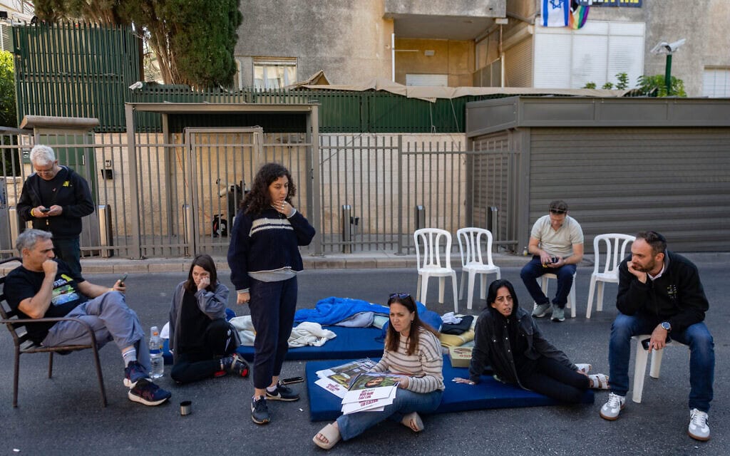 משפחות חטופים המוחזקים בעזה ישנים מול בית ראש הממשלה ברחוב עזה בירושלים, 16 בספטמבר 2025 (צילום: חיים גולדברג/פלאש90)