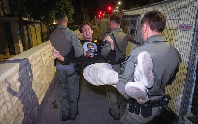 המשטרה מפנה מפגינים למען החטופים מחוץ לביתו של ראש הממשלה בנימין נתניהו, 16 בספטמבר 2025 (צילום: חיים גולדברג/פלאש90) המשטרה מפנה מפגינים למען החטופים מחוץ לביתו של ראש הממשלה בנימין נתניהו, 16 בספטמבר 2025 (צילום: חיים גולדברג/פלאש90)