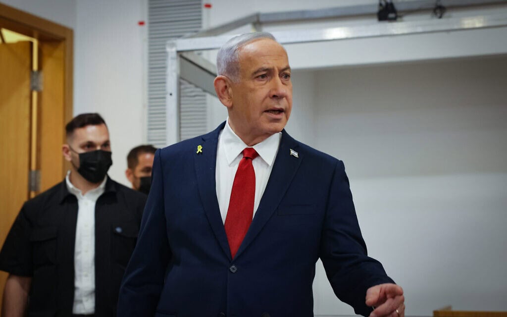 ראש הממשלה בנימין נתניהו מגיע לעדותו במשפט האלפים. 16 בספטמבר 2025 (צילום: מרים אלסטר/פלאש90)