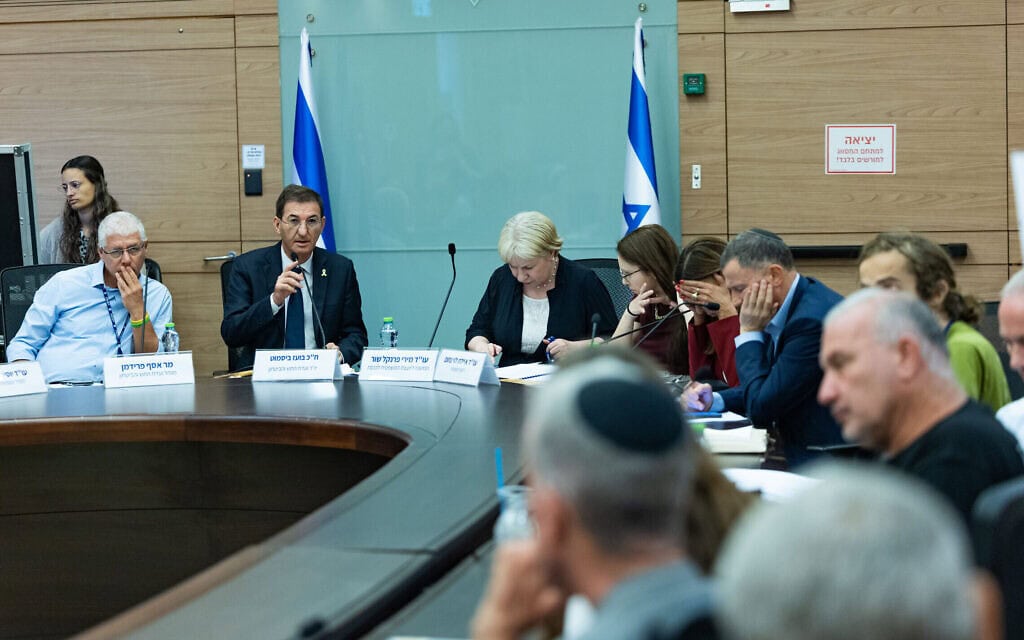 ח"כ בועז ביסמוט מוביל דיון בוועדת החוץ והביטחון של הכנסת בנושא חוק הגיוס, 17 בספטמבר 2025 (צילום: יונתן זינדל/פלאש90) ח"כ בועז ביסמוט מוביל דיון בוועדת החוץ והביטחון של הכנסת בנושא חוק הגיוס, 17 בספטמבר 2025 (צילום: יונתן זינדל/פלאש90)