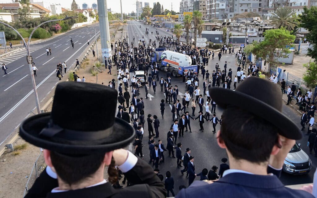 חרדים חוסמים כביש במהלך הפגנה נגד כליאתם של תלמידי ישיבה שלא צייתו לצו גיוס, סמוך לבני ברק, 18 בספטמבר 2025 (צילום: אבשלום ששוני/פלאש90) חרדים חוסמים כביש במהלך הפגנה נגד כליאתם של תלמידי ישיבה שלא צייתו לצו גיוס, סמוך לבני ברק, 18 בספטמבר 2025 (צילום: אבשלום ששוני/פלאש90)