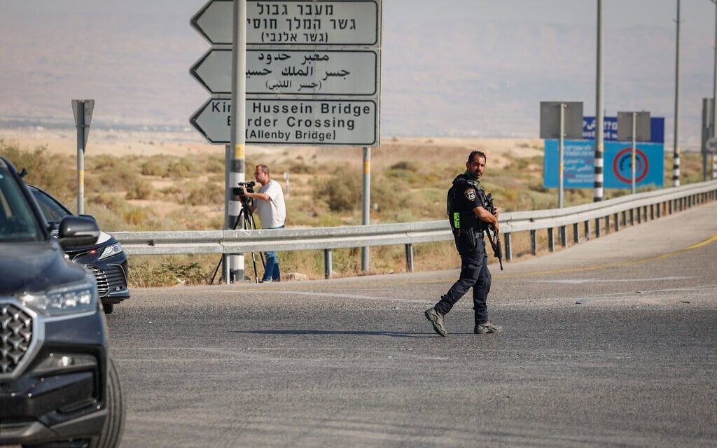 כוחות הביטחון סמוך לזירת הפיגוע במעבר אלנבי, 18 בספטמבר 2025 (צילום: אורן בן חקון/פלאש90) כוחות הביטחון סמוך לזירת הפיגוע במעבר אלנבי, 18 בספטמבר 2025 (צילום: אורן בן חקון/פלאש90)