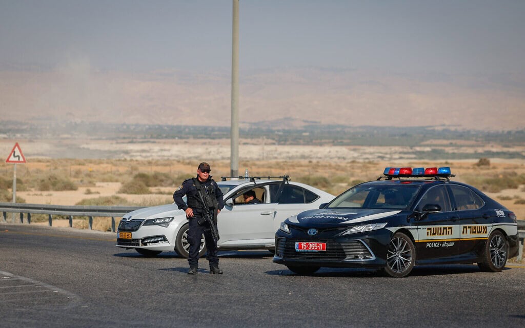 כוחות הביטחון סמוך לזירת הפיגוע במעבר אלנבי, 18 בספטמבר 2025 (צילום: אורן בן חקון/פלאש90) כוחות הביטחון סמוך לזירת הפיגוע במעבר אלנבי, 18 בספטמבר 2025 (צילום: אורן בן חקון/פלאש90)