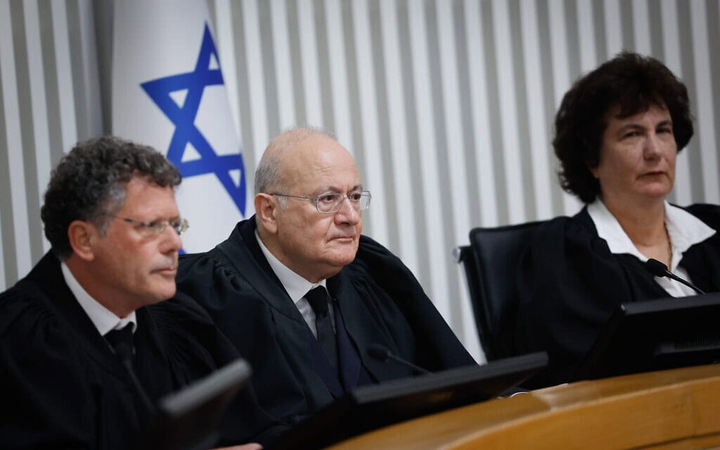נשיא בית המשפט העליון השופט יצחק עמית לצד השופטת דפנה ברק-ארז ויוסף אלרון בטקס פרישתו, 18 בספטמבר 2025 (צילום: יהונתן זינדל/פלאש90) נשיא בית המשפט העליון השופט יצחק עמית לצד השופטת דפנה ברק-ארז ויוסף אלרון בטקס פרישתו, 18 בספטמבר 2025 (צילום: יהונתן זינדל/פלאש90)