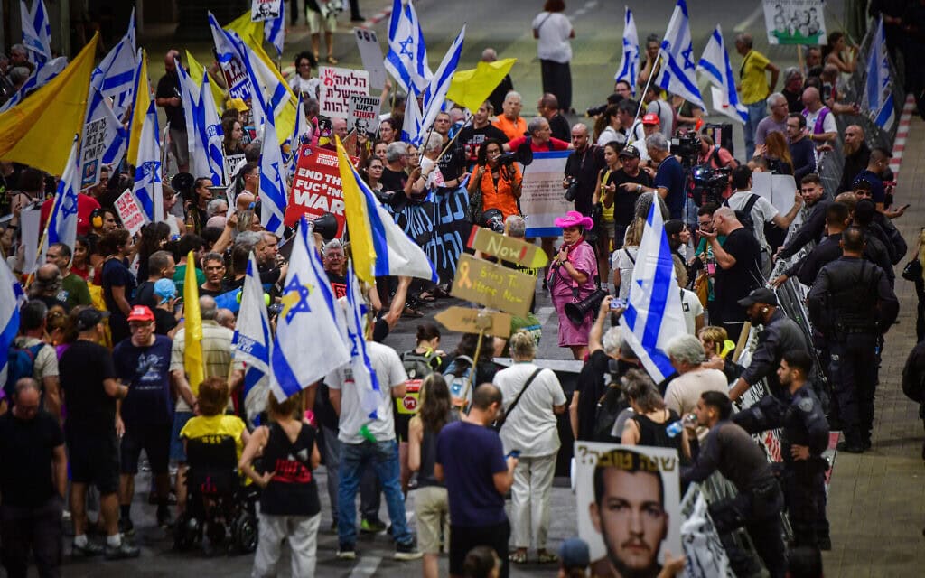 מוחים נגד ראש הממשלה בנימין נתניהו בנתב״ג לקראת יציאתו לעצרת האו״ם בניו יורק. 24 בספטמבר 2025 (צילום: אבשלום ששוני/פלאש90) מוחים נגד ראש הממשלה בנימין נתניהו בנתב״ג לקראת יציאתו לעצרת האו״ם בניו יורק. 24 בספטמבר 2025 (צילום: אבשלום ששוני/פלאש90)