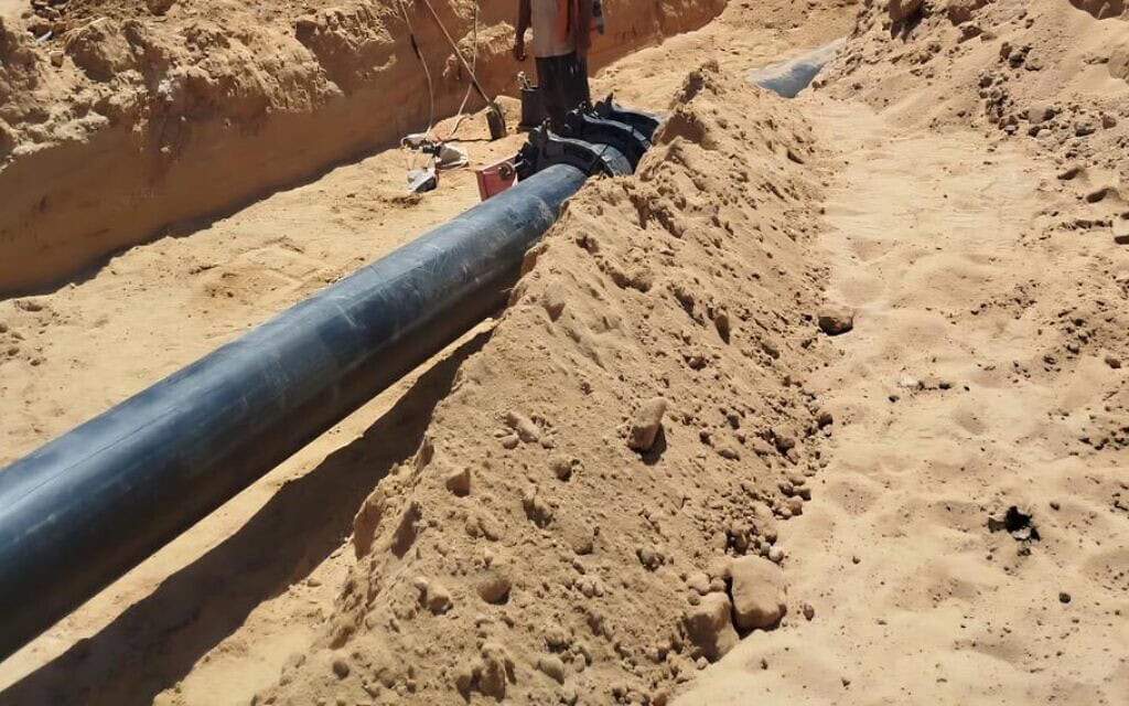 צינור מים מישראל לעזה שתוקן על ידי ארגונים בינלאומיים וחובר מחדש לרצועה, 14 בספטמבר 2025 (צילום: מתאם פעולות הממשלה בשטחים) צינור מים מישראל לעזה שתוקן על ידי ארגונים בינלאומיים וחובר מחדש לרצועה, 14 בספטמבר 2025 (צילום: מתאם פעולות הממשלה בשטחים)