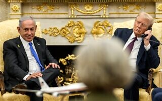 נשיא ארה"ב דונלד טראמפ משוחח עם ראש ממשלת קטאר כשלצידו ראש הממשלה בנימין נתניהו בבית הלבן, 29 בספטמבר 2025 (צילום: מחשבון ה-X של הבית הלבן) נשיא ארה"ב דונלד טראמפ משוחח עם ראש ממשלת קטאר כשלצידו ראש הממשלה בנימין נתניהו בבית הלבן, 29 בספטמבר 2025 (צילום: מחשבון ה-X של הבית הלבן)