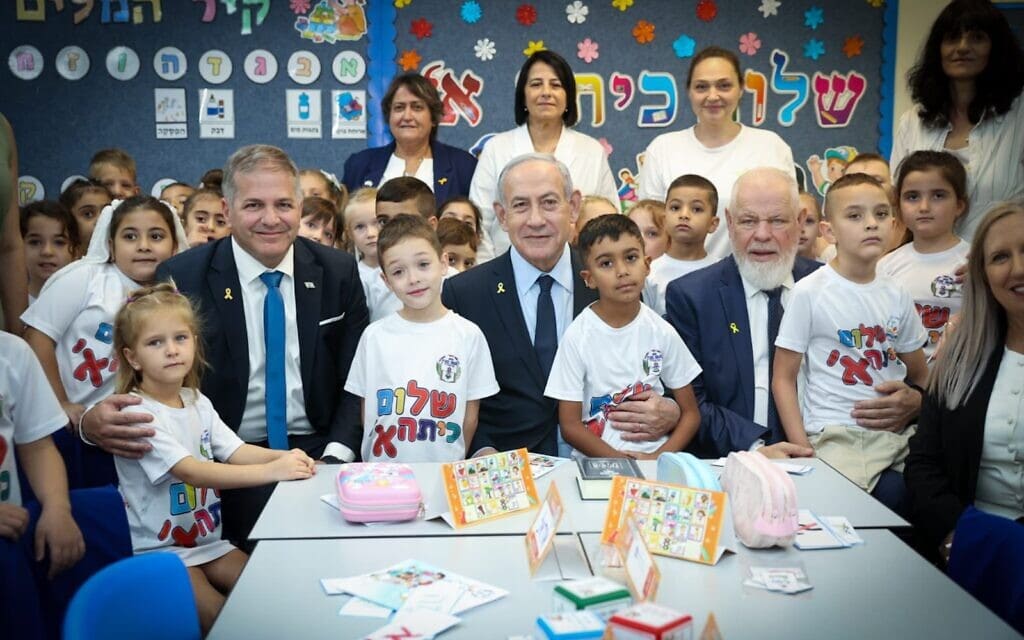 ראש הממשלה בנימין נתניהו ושר החינוך יואב קיש בבית הספר ״מנחם בגין״ בנוף הגליל עם פתיחת שנת הלימודים, 1 בספטמבר 2025 (צילום: אלעד זגמן) ראש הממשלה בנימין נתניהו ושר החינוך יואב קיש בבית הספר ״מנחם בגין״ בנוף הגליל עם פתיחת שנת הלימודים, 1 בספטמבר 2025 (צילום: אלעד זגמן)