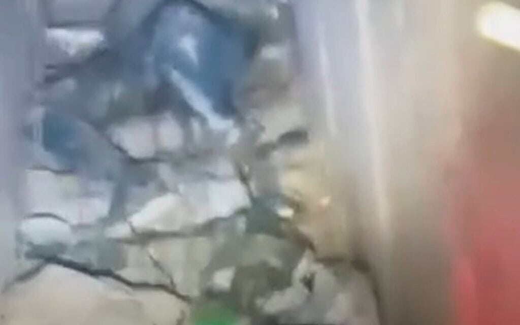 מנהרה באזור בית חאנון שצה"ל הפציץ; התיעוד פורסם על ידי הצבא ב-14 בספטמבר 2025 (צילום: מתוך סרטון שצה"ל פרסם) מנהרה באזור בית חאנון שצה"ל הפציץ; התיעוד פורסם על ידי הצבא ב-14 בספטמבר 2025 (צילום: מתוך סרטון שצה"ל פרסם)