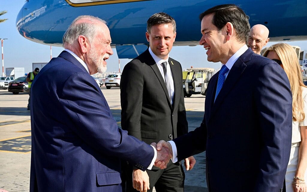 שגריר ארה"ב מייק האקבי (משמאל) מקבל את פני שר החוץ האמריקאי מרקו רוביו בנמל התעופה בן גוריון, 14 בספטמבר 2025