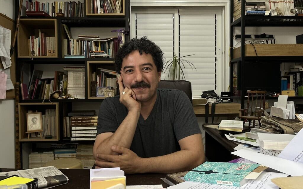 המשורר, המתרגם והעיתונאי אלטייב ע'נאים, ספטמבר 2025 (צילום: תמר מור סלע) המשורר, המתרגם והעיתונאי אלטייב ע'נאים, ספטמבר 2025 (צילום: תמר מור סלע)