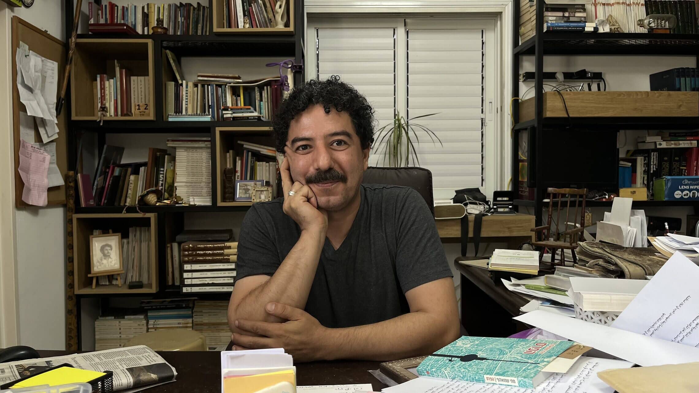 המשורר, המתרגם והעיתונאי אלטייב ע'נאים, ספטמבר 2025 (צילום: תמר מור סלע) המשורר, המתרגם והעיתונאי אלטייב ע'נאים, ספטמבר 2025 (צילום: תמר מור סלע)