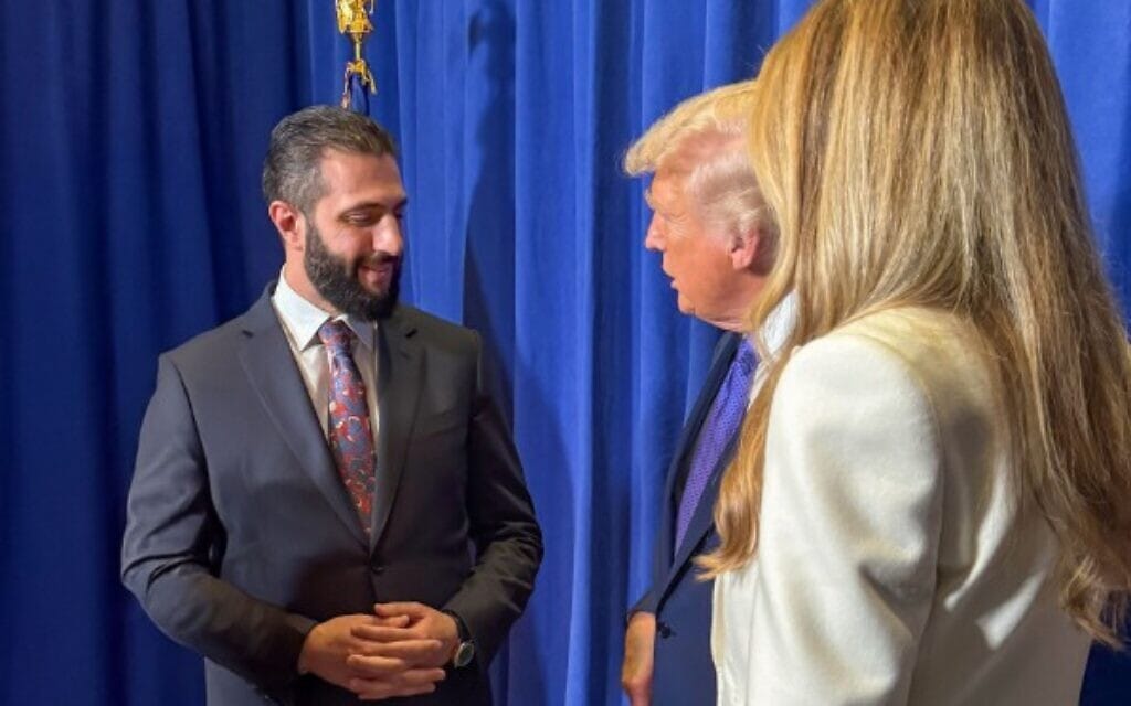 נשיא סוריה אחמד א-שרע לצד נשיא ארצות הברית דונלד טראמפ ורעייתו מלאניה טראמפ בשולי העצרת הכללית של האו"ם בניו יורק; התמונה פורסמה ב-25 בספטמבר 2025 (צילום: מתוך החשבון באנגלית של סוכנות סאנא ברשת X) נשיא סוריה אחמד א-שרע לצד נשיא ארצות הברית דונלד טראמפ ורעייתו מלאניה טראמפ בשולי העצרת הכללית של האו"ם בניו יורק; התמונה פורסמה ב-25 בספטמבר 2025 (צילום: מתוך החשבון באנגלית של סוכנות סאנא ברשת X)