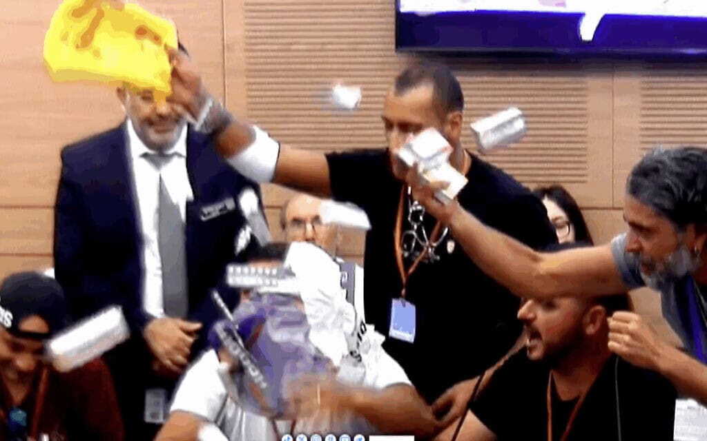 הלומי קרב זורקים תרופות בוועדת הרווחה של הכנסת, 15 בספטמבר 2025 (צילום: צילומסך) הלומי קרב זורקים תרופות בוועדת הרווחה של הכנסת, 15 בספטמבר 2025 (צילום: צילומסך)
