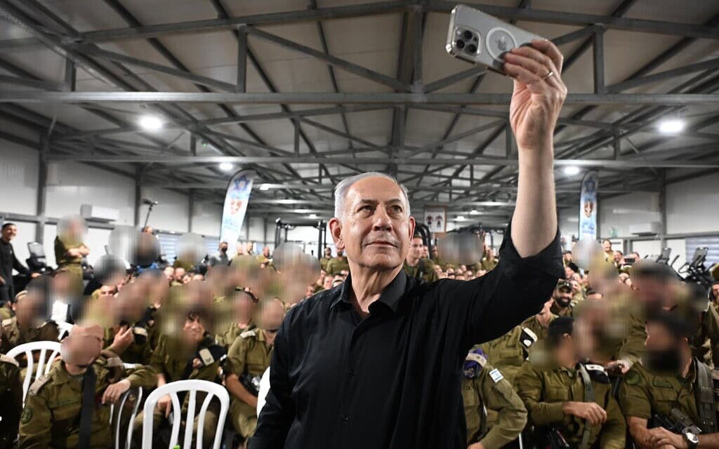 ראש הממשלה בנימין נתניהו בעת ביקר בבא"ח חטיבת חשמונאים, במחנה תבץ שבבקעת הירדן. 15 ביולי 2025 (צילום: חיים צח/לע"מ) ראש הממשלה בנימין נתניהו בעת ביקר בבא"ח חטיבת חשמונאים, במחנה תבץ שבבקעת הירדן. 15 ביולי 2025 (צילום: חיים צח/לע"מ)