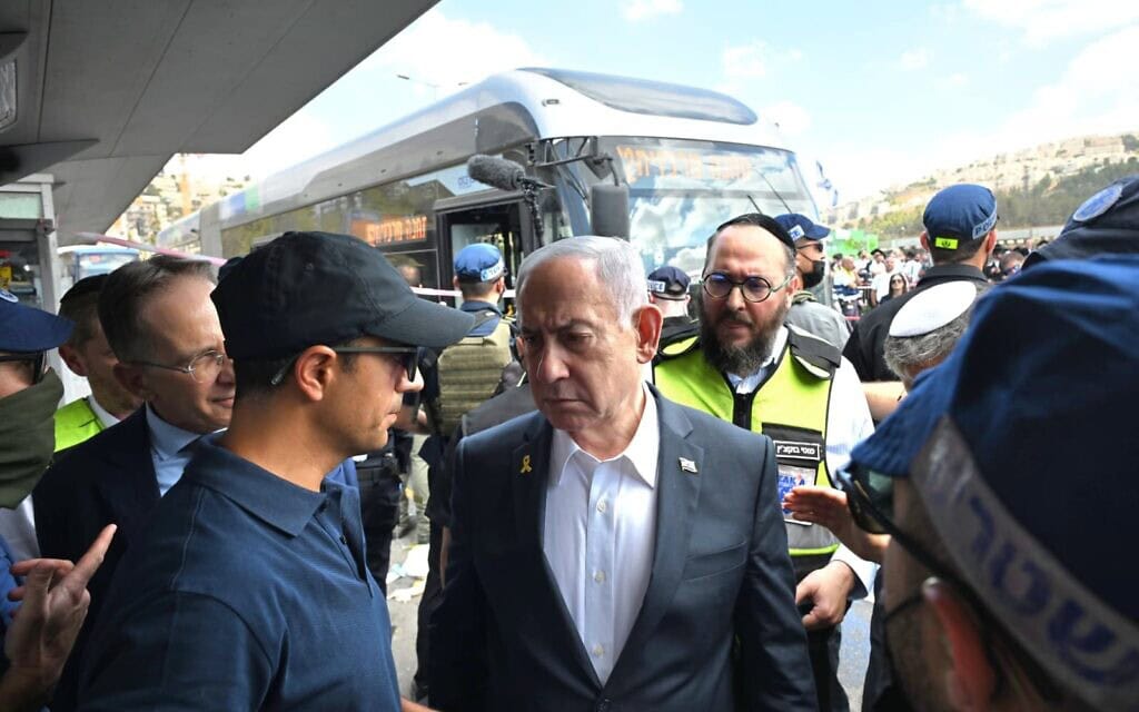 ראש הממשלה בנימין נתניהו בזירת הפיגוע בצומת רמות בירושלים. 8 בספטמבר 2025 (צילום: חיים צח/ לע״מ) ראש הממשלה בנימין נתניהו בזירת הפיגוע בצומת רמות בירושלים. 8 בספטמבר 2025 (צילום: חיים צח/ לע״מ)