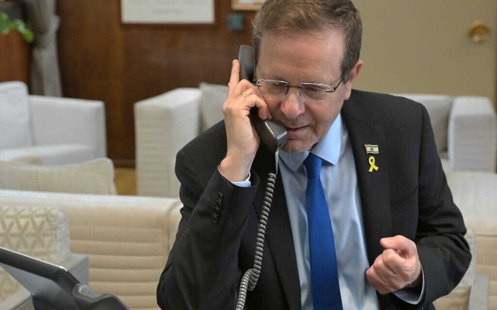נשיא המדינה יצחק הרצוג שוחח עם יגאל, נהג המונית שחילץ קשישה מזירת הפיגוע ברמות, ירושלים, 8 בספטמבר 2025 נשיא המדינה יצחק הרצוג שוחח עם יגאל, נהג המונית שחילץ קשישה מזירת הפיגוע ברמות, ירושלים, 8 בספטמבר 2025
