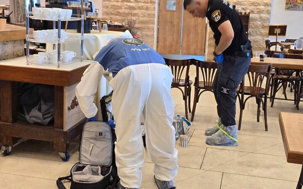 זירת הפיגוע בחדר האוכל במלון בצובה, 12 בספטמבר 2025 (צילום: דוברות המשטרה) זירת הפיגוע בחדר האוכל במלון בצובה, 12 בספטמבר 2025 (צילום: דוברות המשטרה)