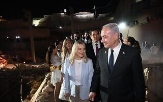 ראש הממשלה בנימין נתניהו ורעייתו שרה בסיור עם שר החוץ האמריקאי מרקו רוביו ורעייתו ג'נט דאוסדבס רוביו ושגריר ארה"ב מייק האקבי ורעייתו ג'נט. 16 בספטמבר 2025 (צילום: חיים צח/לע״מ) ראש הממשלה בנימין נתניהו ורעייתו שרה בסיור עם שר החוץ האמריקאי מרקו רוביו ורעייתו ג'נט דאוסדבס רוביו ושגריר ארה"ב מייק האקבי ורעייתו ג'נט. 16 בספטמבר 2025 (צילום: חיים צח/לע״מ)