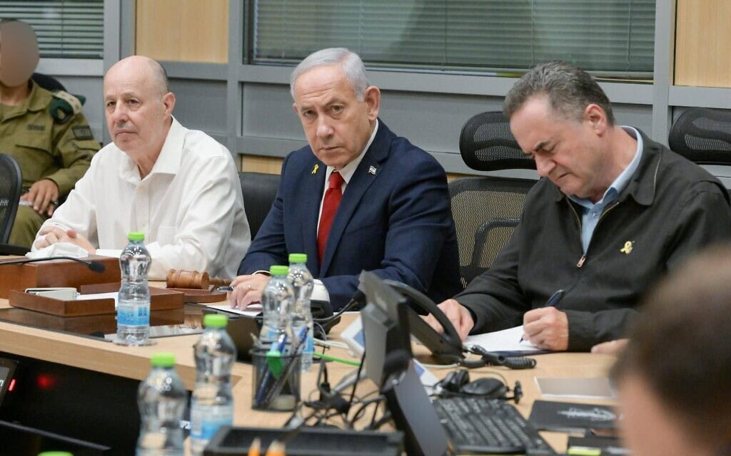 שר הביטחון ישראל כ"ץ, ראש הממשלה בנימין נתניהו וראש המטה לביטחון לאומי צחי הנגבי במוצב הפיקוד העליון של צה"ל במחנה רבין בתל אביב, 16 בספטמבר 2025 (צילום: מעיין טואף / לע"מ) שר הביטחון ישראל כ"ץ, ראש הממשלה בנימין נתניהו וראש המטה לביטחון לאומי צחי הנגבי במוצב הפיקוד העליון של צה"ל במחנה רבין בתל אביב, 16 בספטמבר 2025 (צילום: מעיין טואף / לע"מ)