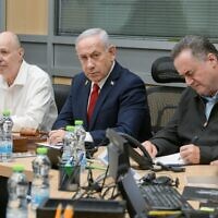 שר הביטחון ישראל כ"ץ, ראש הממשלה בנימין נתניהו וראש המטה לביטחון לאומי צחי הנגבי במוצב הפיקוד העליון של צה"ל במחנה רבין בתל אביב, 16 בספטמבר 2025 (צילום: מעיין טואף / לע"מ) שר הביטחון ישראל כ"ץ, ראש הממשלה בנימין נתניהו וראש המטה לביטחון לאומי צחי הנגבי במוצב הפיקוד העליון של צה"ל במחנה רבין בתל אביב, 16 בספטמבר 2025 (צילום: מעיין טואף / לע"מ)