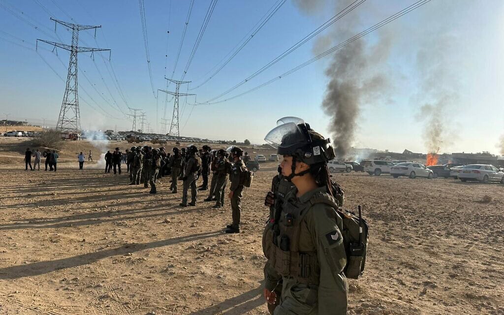 שוטרי משמר הגבול מאבטחים הריסת מבנים בכפר בדואי ב-17 בספטמבר 2025 (צילום: דוברות המשטרה) שוטרי משמר הגבול מאבטחים הריסת מבנים בכפר בדואי ב-17 בספטמבר 2025 (צילום: דוברות המשטרה)
