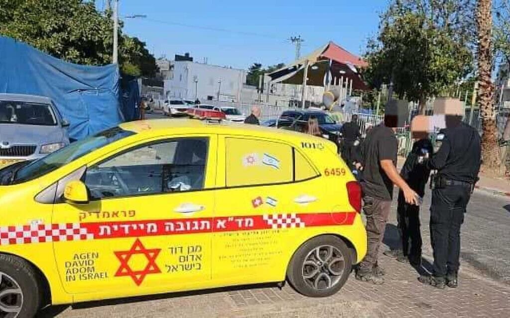 צוותי מד"א ושוטרים בזירת הירי ברמלה, 17 בספטמבר 2025 (צילום: דוברות מד״א) צוותי מד"א ושוטרים בזירת הירי ברמלה, 17 בספטמבר 2025 (צילום: דוברות מד״א)