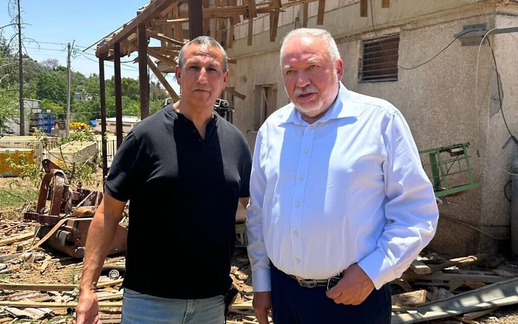 ח״כ אביגדור ליברמן לצד ראש מועצת מטולה דוד אזולאי שמצטרף לישראל ביתנו. ח״כ אביגדור ליברמן לצד ראש מועצת מטולה דוד אזולאי שמצטרף לישראל ביתנו.