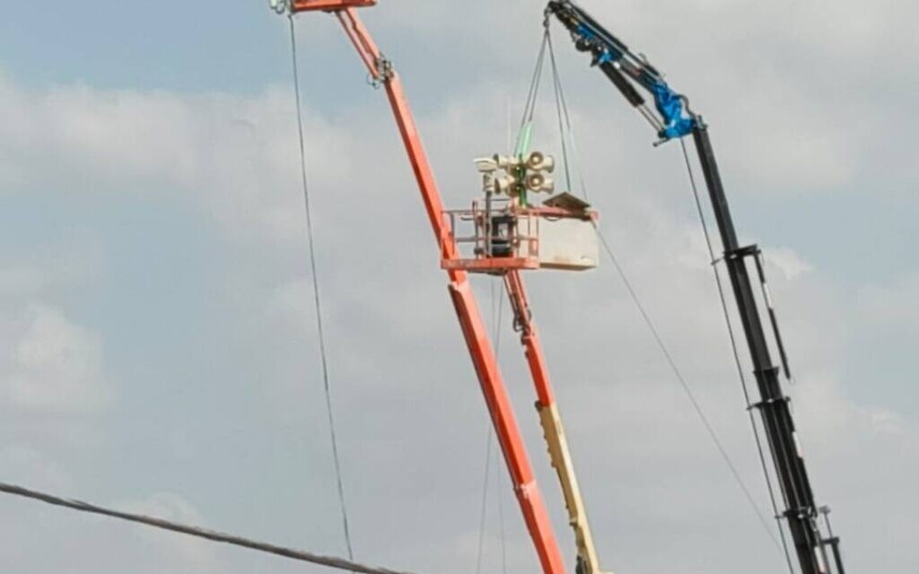 רמקולים מותקנים על מנוף במוצב צה"ל בצפון רצועת עזה לצורך שידור נאומו של ראש הממשלה בנימין נתניהו בעצרת האו"ם לפלסטינים, 26 בספטמבר 2025 (צילום: רשתות חברתיות; שימוש לפי סעיף 27א לחוק זכויות יוצרים) רמקולים מותקנים על מנוף במוצב צה"ל בצפון רצועת עזה לצורך שידור נאומו של ראש הממשלה בנימין נתניהו בעצרת האו"ם לפלסטינים, 26 בספטמבר 2025 (צילום: רשתות חברתיות; שימוש לפי סעיף 27א לחוק זכויות יוצרים)