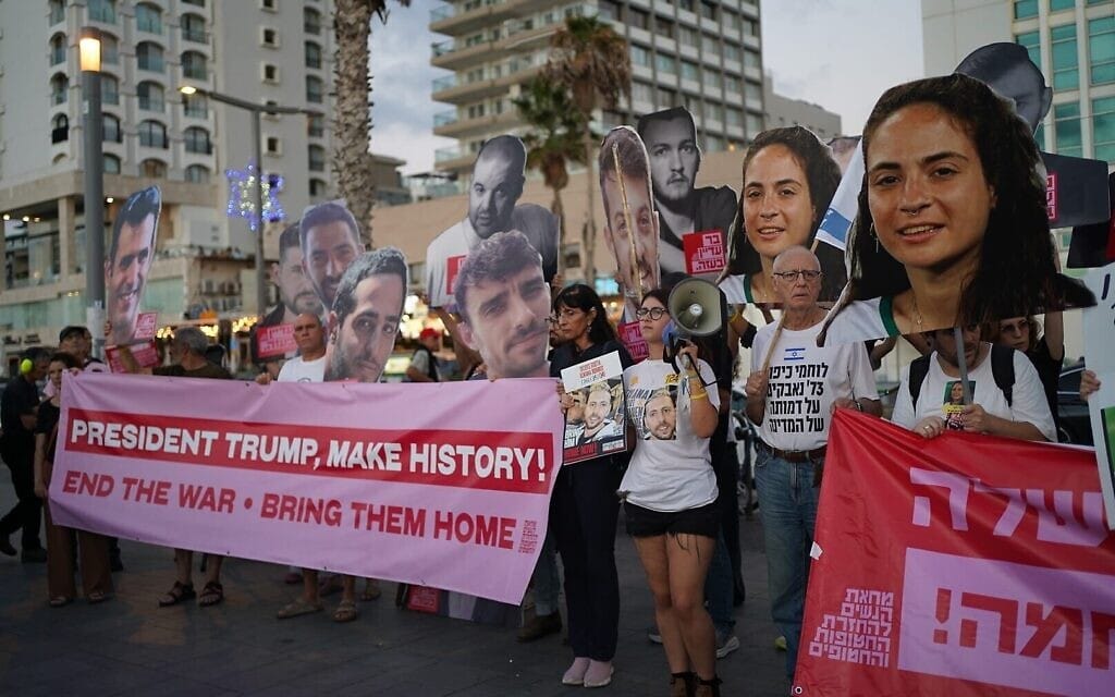 מפגינים קוראים להסכם הפסקת אש ושחרור חטופים מול שגרירות ארה"ב בתל אביב, 29 בספטמבר 2025 (צילום: Pro-Democracy Protest Movement/Dana Reany) מפגינים קוראים להסכם הפסקת אש ושחרור חטופים מול שגרירות ארה"ב בתל אביב, 29 בספטמבר 2025 (צילום: Pro-Democracy Protest Movement/Dana Reany)