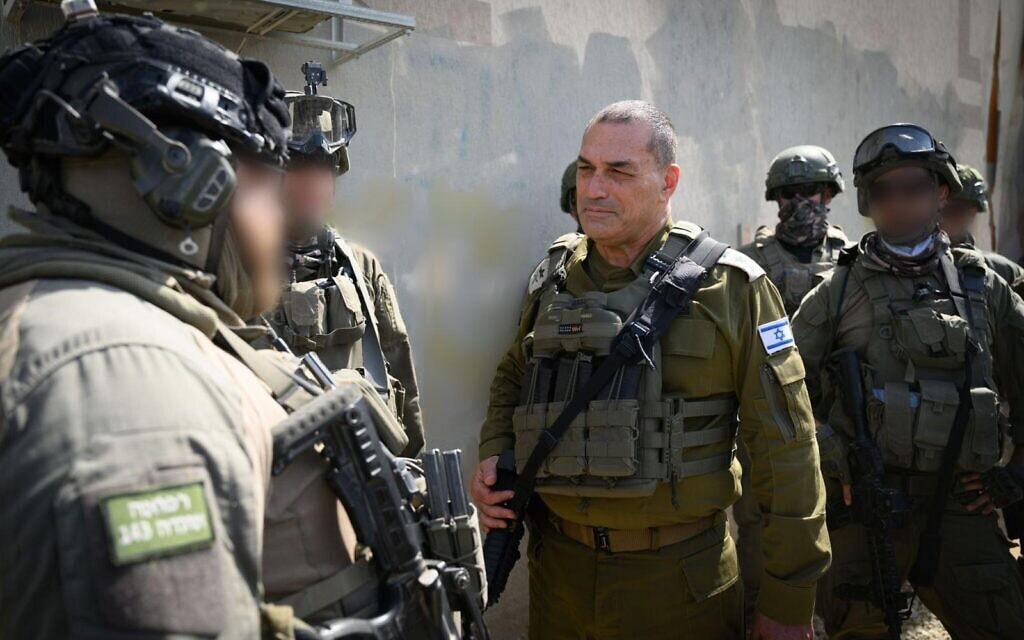 הרמטכ״ל, רב-אלוף אייל זמיר, קיים סיור בשטחי הלחימה בדרום רצועת עזה, 26 בספטמבר 2025 (צילום: דובר צה"ל) הרמטכ״ל, רב-אלוף אייל זמיר, קיים סיור בשטחי הלחימה בדרום רצועת עזה, 26 בספטמבר 2025 (צילום: דובר צה"ל)