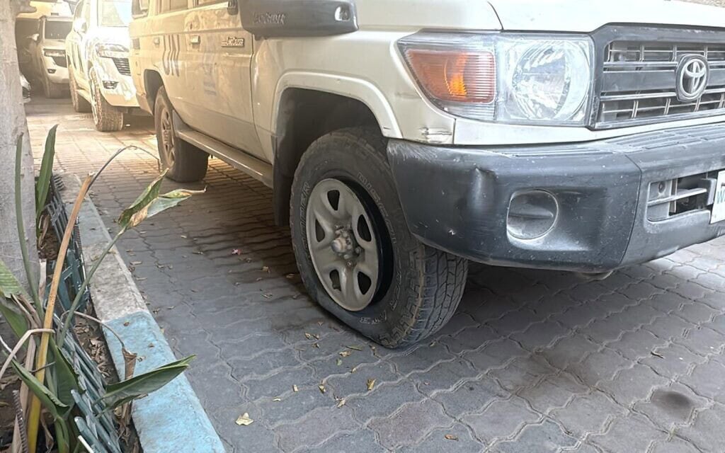 נזק שנגרם לכלי רכב של האו״ם מירי חמושי חמאס בדרום רצועת עזה, בתצלום שפורסם על ידי מתפ״ש ב־20 בספטמבר 2025. (צילום: מתפ״ש) נזק שנגרם לכלי רכב של האו״ם מירי חמושי חמאס בדרום רצועת עזה, בתצלום שפורסם על ידי מתפ״ש ב־20 בספטמבר 2025. (צילום: מתפ״ש)