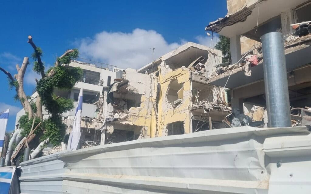 כיכר מוגרבי בת"א, חודשיים וחצי אחרי שנפגעה מירי טילים מאיראן, 2 בספטמבר 2025 (צילום: תני גולדשטיין) כיכר מוגרבי בת"א, חודשיים וחצי אחרי שנפגעה מירי טילים מאיראן, 2 בספטמבר 2025 (צילום: תני גולדשטיין)