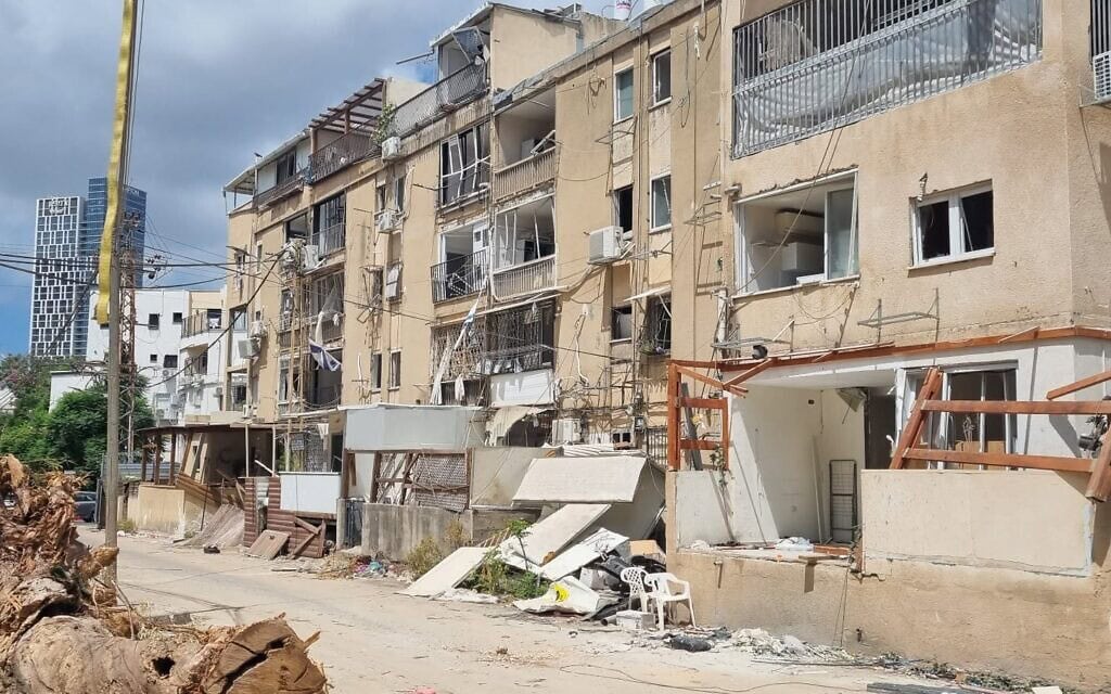 שיכון בפרדס כץ, בני ברק, חודשיים וחצי אחרי שנהרס מירי טילים מאיראן, 2 בספטמבר 2025 (צילום: תני גולדשטיין) שיכון בפרדס כץ, בני ברק, חודשיים וחצי אחרי שנהרס מירי טילים מאיראן, 2 בספטמבר 2025 (צילום: תני גולדשטיין)