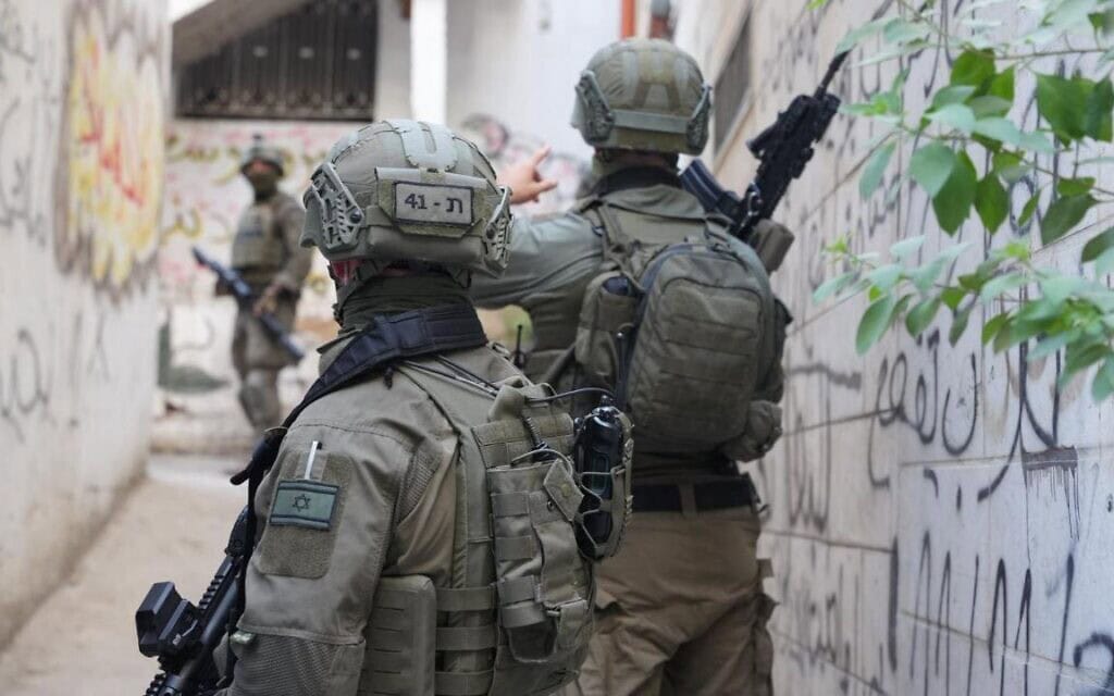 המשטרה פשטה על בית המחבל שביצע פיגוע דקירה במלון בקיבוץ צובה, 12 בספטמבר 2025 (צילום: דוברות המשטרה) המשטרה פשטה על בית המחבל שביצע פיגוע דקירה במלון בקיבוץ צובה, 12 בספטמבר 2025 (צילום: דוברות המשטרה)
