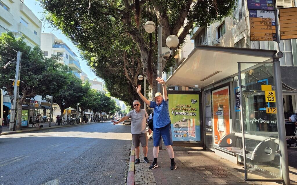 מחכים לאוטובוס, אילוסטרציה (צילום: דפנה צרויה) מחכים לאוטובוס, אילוסטרציה (צילום: דפנה צרויה)