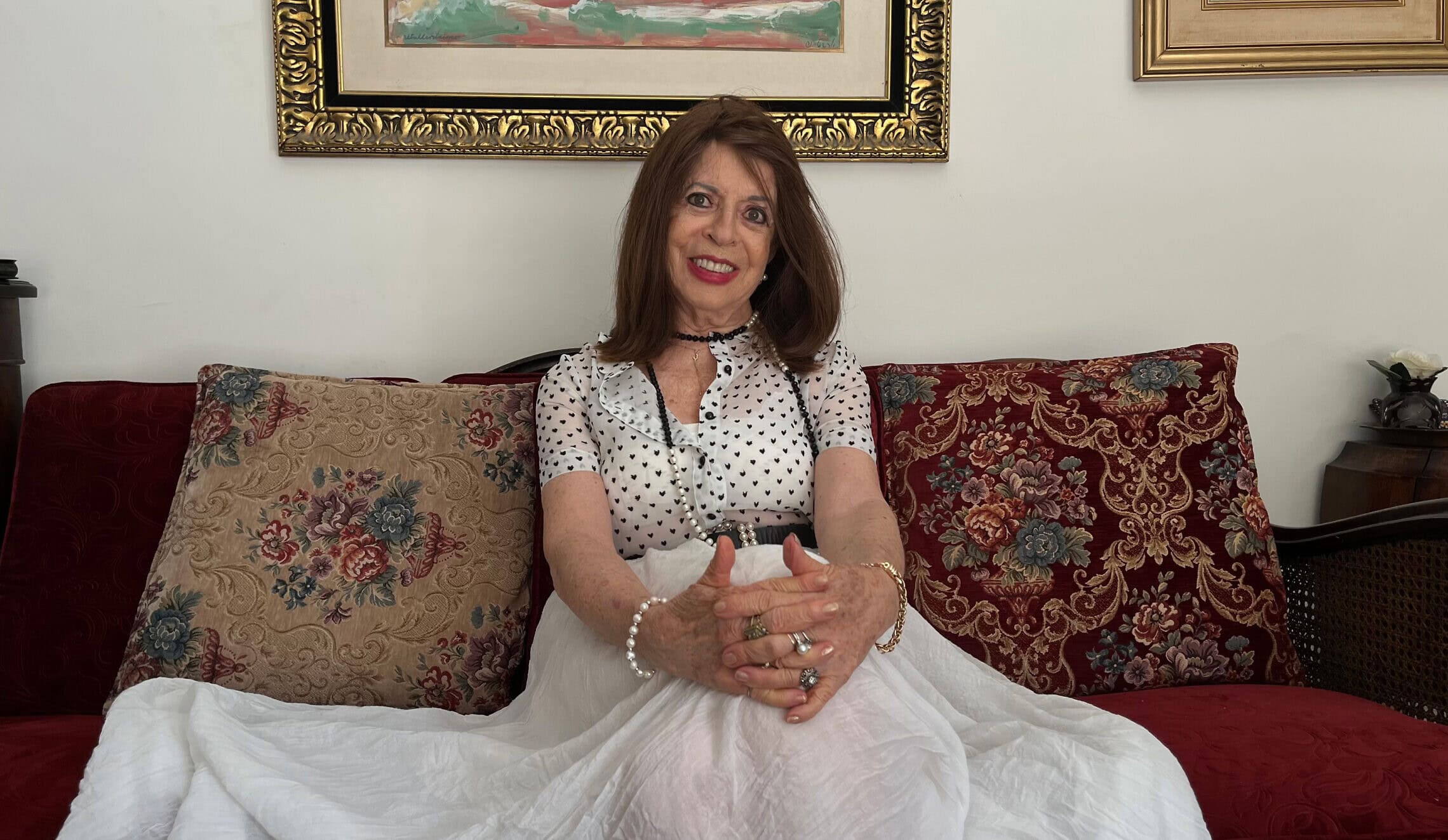 הסופרת יהודית רותם בביתה בתל אביב, ספטמבר 2025 (צילום: תמר מור סלע)