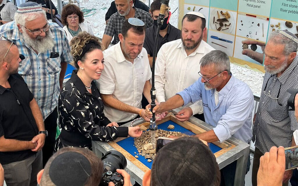 מסננים עפר במתקן בשבי שומרון, המצולמים לפי הסדר מימין לשמאל - בני הר אבן, קמ"ט ארכיאולוגיה, עמיחי אליהו, שר המורשת, יוסי דגן, ראש המועצה האזורית שומרון, עידית סילמן, השרה להגנת הסביבה (צילום: באדיבות הצלם) (צילום: באדיבות הצלם) מסננים עפר במתקן בשבי שומרון, המצולמים לפי הסדר מימין לשמאל - בני הר אבן, קמ"ט ארכיאולוגיה, עמיחי אליהו, שר המורשת, יוסי דגן, ראש המועצה האזורית שומרון, עידית סילמן, השרה להגנת הסביבה (צילום: באדיבות הצלם) (צילום: באדיבות הצלם)