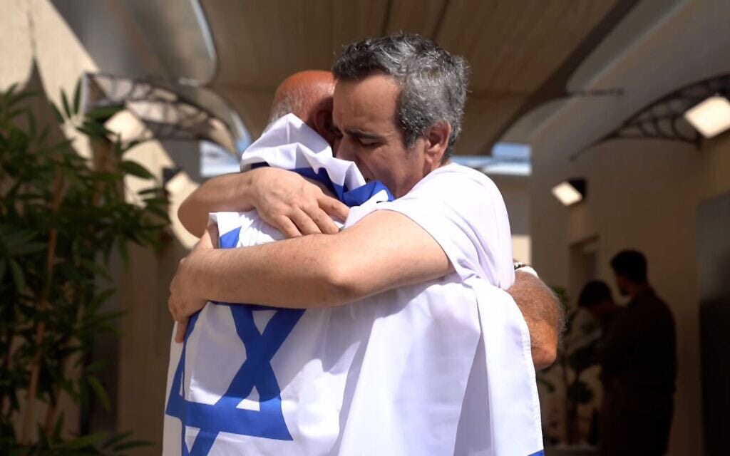 עמרי מירן מתאחד עם אשתו לישי מירן במחנה רעים אחרי ששוחרר משבי חמאס. 13 באוקטובר 2025 (צילום: דובר צה"ל) עמרי מירן מתאחד עם אשתו לישי מירן במחנה רעים אחרי ששוחרר משבי חמאס. 13 באוקטובר 2025 (צילום: דובר צה"ל)