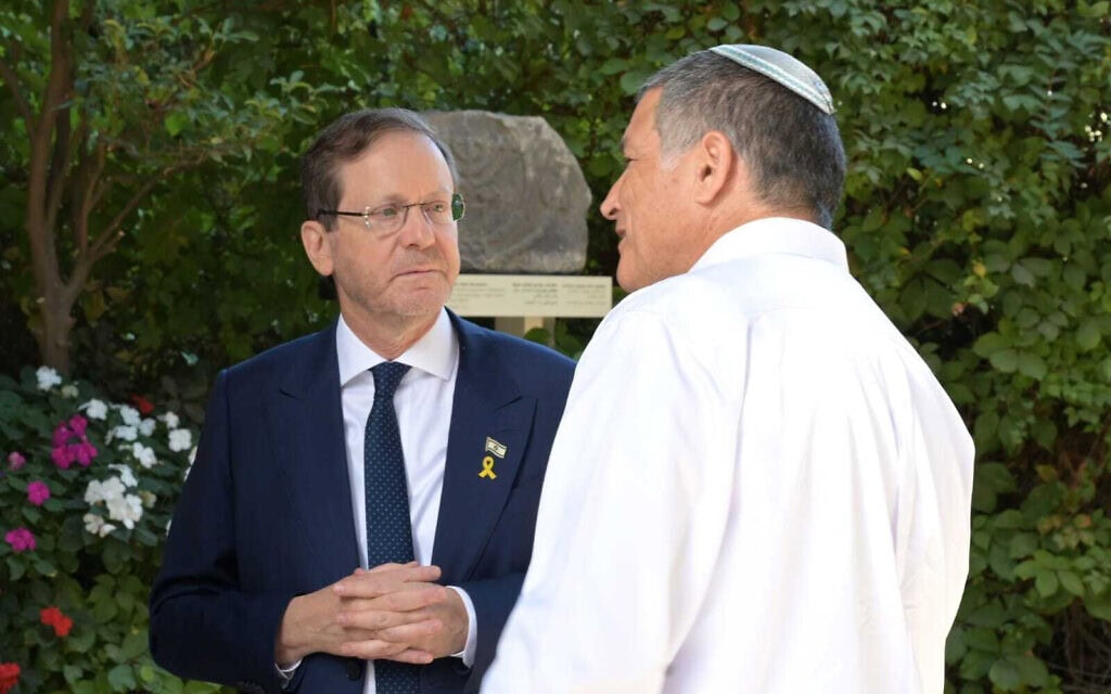 ראש שב״כ דוד זיני לצד נשיא המדינה יצחק הרצוג עם כניסתו לתפקיד, 5 באוקטובר 2025 (צילום: אבי חיון) ראש שב״כ דוד זיני לצד נשיא המדינה יצחק הרצוג עם כניסתו לתפקיד, 5 באוקטובר 2025 (צילום: אבי חיון)