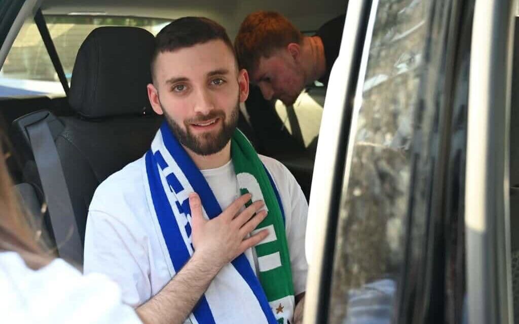 שורד השבי מתן אנגרסט חזר לביתו בקריית ביאליק, 23 באוקטובר 2025 (צילום: פאולינה פטימר, מטה החטופים) שורד השבי מתן אנגרסט חזר לביתו בקריית ביאליק, 23 באוקטובר 2025 (צילום: פאולינה פטימר, מטה החטופים)