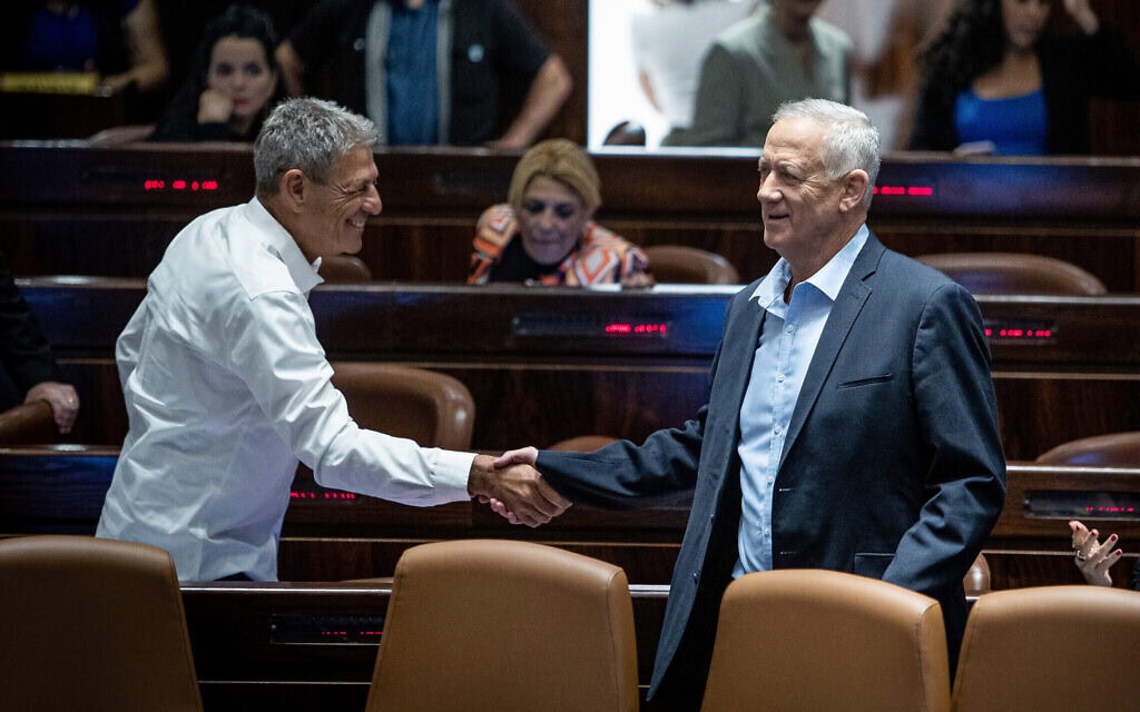 בני גנץ ורם בן ברק במליאת הכנסת, אוגוסט 2022 (צילום: אורן בן חקון/פלאש90) בני גנץ ורם בן ברק במליאת הכנסת, אוגוסט 2022 (צילום: אורן בן חקון/פלאש90)