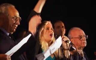 משמאל לימין: שמעון פרס, הזמרת מירי אלוני ויצחק רבין שרים את "שיר לשלום" בכיכר מלכי ישראל דקות ספורות לפני הירצחו של רבין, 4 בנובמבר 1995 (צילום: חברת החדשות, ויקיפדיה) משמאל לימין: שמעון פרס, הזמרת מירי אלוני ויצחק רבין שרים את "שיר לשלום" בכיכר מלכי ישראל דקות ספורות לפני הירצחו של רבין, 4 בנובמבר 1995 (צילום: חברת החדשות, ויקיפדיה)